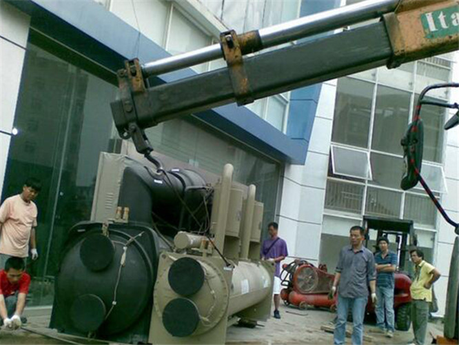 大兴安岭随车吊和汽车吊的核心区别是什么？哪种更省钱？